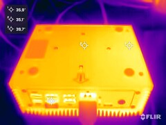 Newsmay AC8F-POE a stresszteszt során (alul)