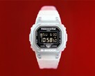 Casio G-Shock DW-5600TNT-7 x thisisneverthat karóra, áttetsző műanyag tokban és szíjjal, piros háttér előtt.