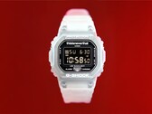 Casio G-Shock DW-5600TNT-7 x thisisneverthat karóra, áttetsző műanyag tokban és szíjjal, piros háttér előtt.
