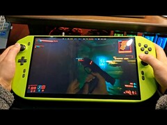 Közelkép a Cyberpunk 2077-et futtató, RTX 4090-zel működő kézi számítógépről. (A kép forrása: NITTRX a YouTube-on)