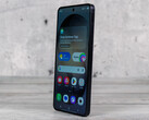 Az alap Galaxy S27 a képen látható Galaxy S26-hoz képest más kijelzőt használhatna