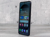 Az alap Galaxy S27 a képen látható Galaxy S26-hoz képest más kijelzőt használhatna