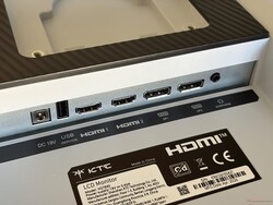 Csatlakozók: Tápcsatlakozó, USB 2.0 (csak firmware-frissítésekhez), 2x HDMI 2.0, 2x DisplayPort 1.4, 3,5 mm-es audioaljzat