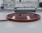 Koncepcionális kép egy kör alakú napelemről egy laboratóriumi asztalon (Kép forrása: AI-generált kép)