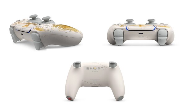 A DualSense Wireless Controller Ghost of Yotei Limited Edition előlapja csiszolt kialakítású, hátlapján pedig pengés jegyek találhatók. (Kép forrása: PlayStation)