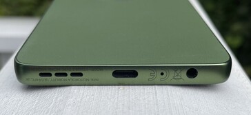 Alul: hangszórók, USB-C 2.0, mikrofon, 3,5 mm-es audiocsatlakozó