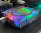 Egy átalakított, áttetsző burkolatú SEGA Dreamcast működés közben