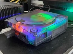 Egy átalakított, áttetsző burkolatú SEGA Dreamcast működés közben