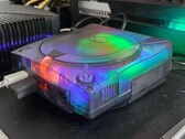 Egy átalakított, áttetsző burkolatú SEGA Dreamcast működés közben