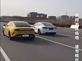 A Xiaomi SU7 Ultra legyőzi a Tesla Model S Plaid-et egy drag race versenyen (Kép forrása: screenshot a Tesla Geek YouTube-ról)