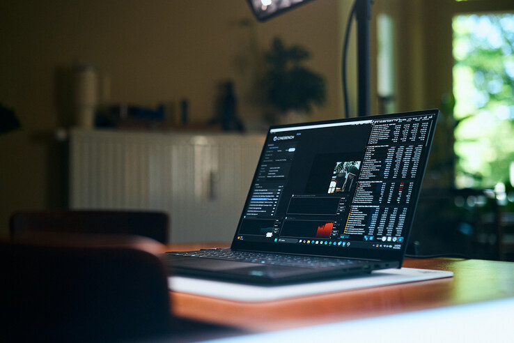 A Panther Lake tesztelése: a Razer Blade 16 a Cinebench 2024 futtatásával