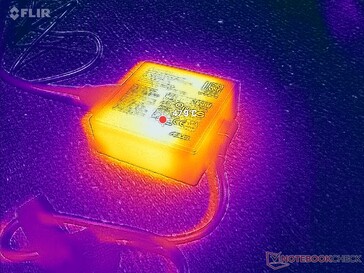 A hálózati adapter terhelés alatt 48 C fölé emelkedik