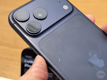 Mélykék iPhone 17 Pro karcolásokkal a hátlapon különböző szögekből. (Kép forrása: Consomac)
