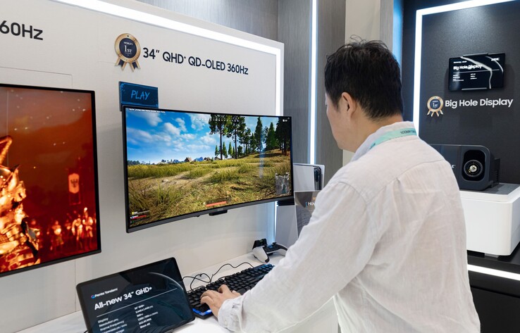 A Samsung két 360 Hz-es QD-OLED monitorpanelt is bemutatott: egy 31,5 hüvelykes 4K-panelt és egy 34 hüvelykes 21:9-es ultraszéles panelt.