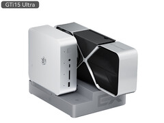 A GTi15 Ultra, amely 64 GB RAM-mal és 1 TB tárhellyel rendelkezik, már világszerte elérhető. A képen: a mini PC eGPU dokkolóval. (Kép forrása: Beelink)