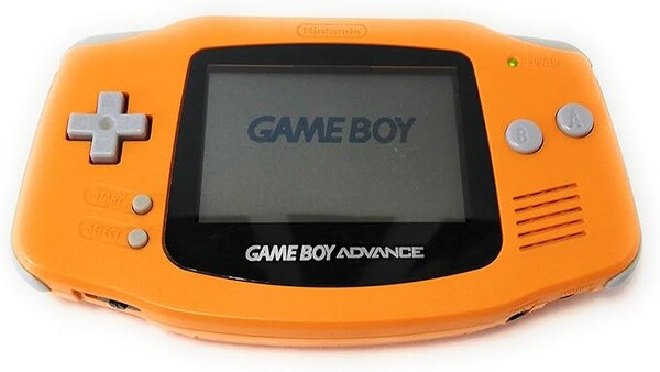 A Nintendo Game Boy Advance narancssárga színben.
