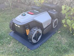 A RockMow Z120 LiDAR a töltőállomásán