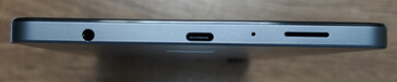 Alul:3,5 mm-es audio port, USB-C port, mikrofon, hangszóró