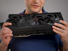 Alex Ziskind kezében az RTX 5090 GPU-val.