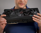 Alex Ziskind kezében az RTX 5090 GPU-val.