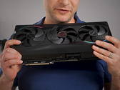 Alex Ziskind kezében az RTX 5090 GPU-val.