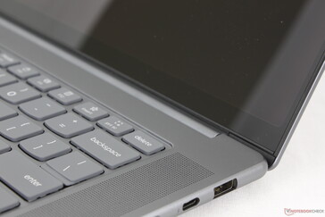 A bekapcsológomb a szélén található, kivéve, ha a legtöbb más laptopon. Nincs ujjlenyomat-olvasó