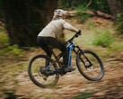 Az Aventon Current ADV eMTB nagy, 800 Wh kapacitású akkumulátorral büszkélkedhet