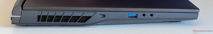 Balra: Kensington zár, USB-A 3.2 Gen.2 (10 Gbit/s), fejhallgató kimenet, mikrofon bemenet