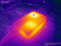 A hálózati adapter 48 C fölé emelkedik igényes terheléseknél