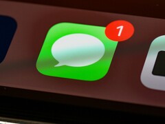 Az Apple Messages alkalmazása (a képen látható ikon) egy új kapcsolóval bővült, amellyel el lehet rejteni a szövegmezőben található diktálás gombot.