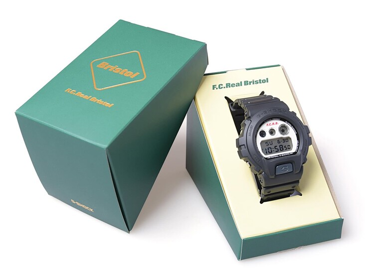 A Casio G-Shock x F.C. Real Bristol DW-6900 modell egy zöld, közös márkajelzésű díszdobozban van kiállítva, mellette az ahhoz illő külső tok.