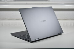 Óvatosan a megfizethető változattal: Lenovo IdeaPad 5 2-in-1 átalakítható laptop az olcsóbb konfigurációk kockázatát mutatja (képünkön: Lenovo IdeaPad 5 2-in-1 14AKP10, kép forrása: Benjamin Herzig/Notebookcheck)