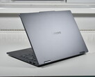 Óvatosan a megfizethető változattal: Lenovo IdeaPad 5 2-in-1 átalakítható laptop az olcsóbb konfigurációk kockázatát mutatja (képünkön: Lenovo IdeaPad 5 2-in-1 14AKP10, kép forrása: Benjamin Herzig/Notebookcheck)