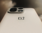 A OnePlus 15 Sand Dune színváltozatban. (Kép forrása: OnePlus)