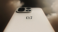 A OnePlus 15 Sand Dune színváltozatban. (Kép forrása: OnePlus)