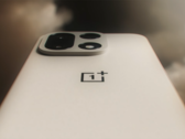 A OnePlus 15 Sand Dune színváltozatban. (Kép forrása: OnePlus)
