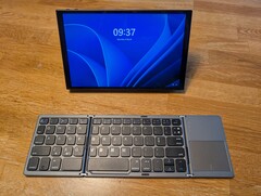 Papíron a Legion Go szépen betölthetné a munka és a játék közötti rést, de végül mindkettőben kudarcot vall (Kép forrása: Notebookcheck)