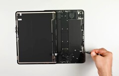 Az iPad Pro könnyen javítható, de a képernyő eltávolítása minden, csak nem egyszerű (Kép forrása: iFixit)
