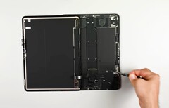 Az iPad Pro könnyen javítható, de a képernyő eltávolítása minden, csak nem egyszerű (Kép forrása: iFixit)