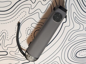 Sermoon S1 hátlap indítógombbal, valamint fény- és fényerő-beállító gombokkal