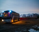 Egy havas területen parkoló busz (Kép forrása: Juan Encalada via Unsplash; kivágva)