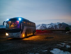Egy havas területen parkoló busz (Kép forrása: Juan Encalada via Unsplash; kivágva)