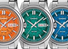 Három Casio MTP-E740 karóra narancssárga, türkiz és élénk kék színben, egymás mellett elhelyezve, áttetsző számlappal, amely alatt láthatók a napot és a dátumot jelző kerekek.