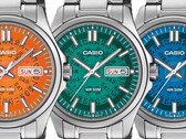 Három Casio MTP-E740 karóra narancssárga, türkiz és élénk kék színben, egymás mellett elhelyezve, áttetsző számlappal, amely alatt láthatók a napot és a dátumot jelző kerekek.
