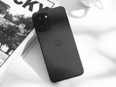 Az Ace 6T OnePlus 15R néven fog megjelenni a globális piacon. Képünkön a telefon fekete színváltozata. (A kép forrása: 瘦子說 via OnePlus)