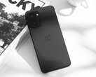 Az Ace 6T OnePlus 15R néven fog megjelenni a globális piacon. Képünkön a telefon fekete színváltozata. (A kép forrása: 瘦子說 via OnePlus)