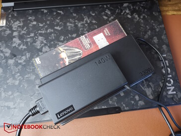 A kisebb, 140 wattos USB-C tápegység