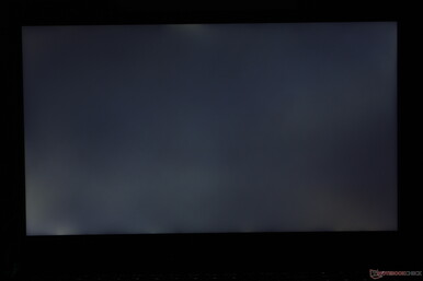 Mérsékelten egyenetlen háttérvilágítás-elvérzés a bal alsó sarokban