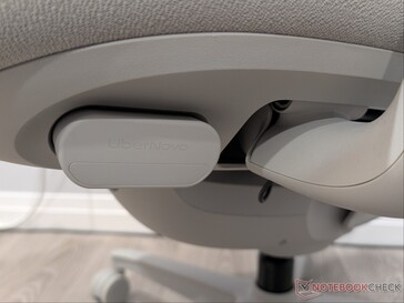 Az akkumulátor az ülés aljába illesztve.