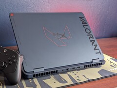 A HyperX Omen 16 Valorant Edition remekül néz ki, de a sötét felületek hihetetlenül vonzzák az ujjlenyomatokat.